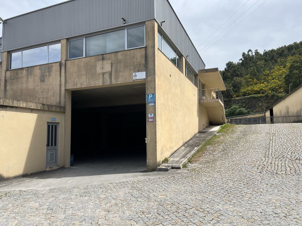 Arrendam-se Armazéns e Escritórios em parque industrial com 15.000m2
