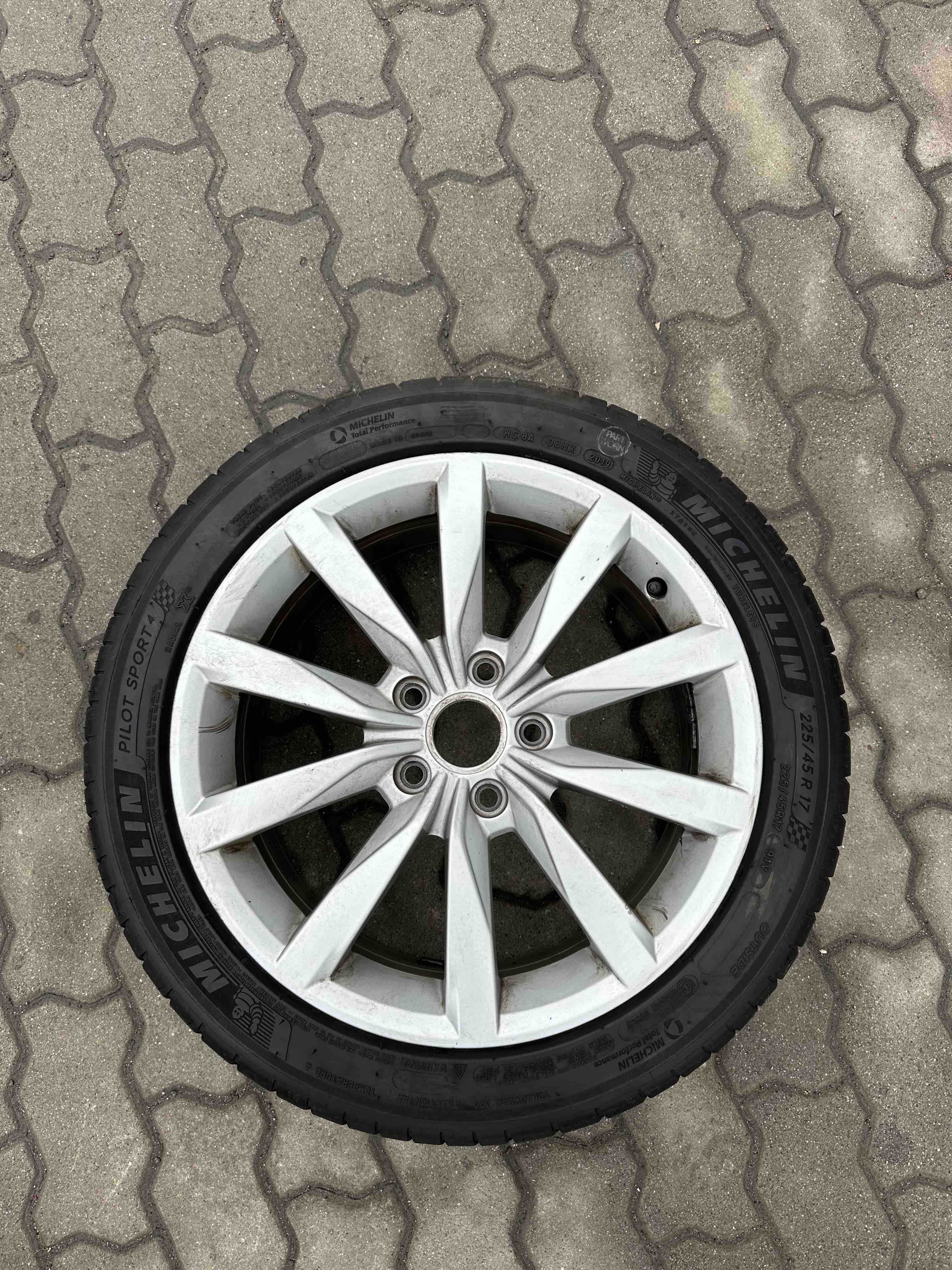Колесо з шиною ET49 5x112 Michelin 2019р 225/45 R17 5G0601025BF Golf 7