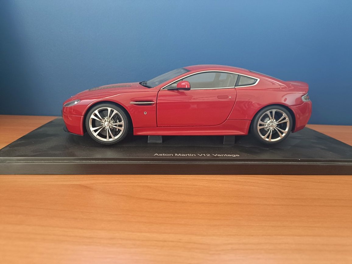 1:18 AUTOart Aston Martin V12 Vantage S Coupe Jet czerwony 2015