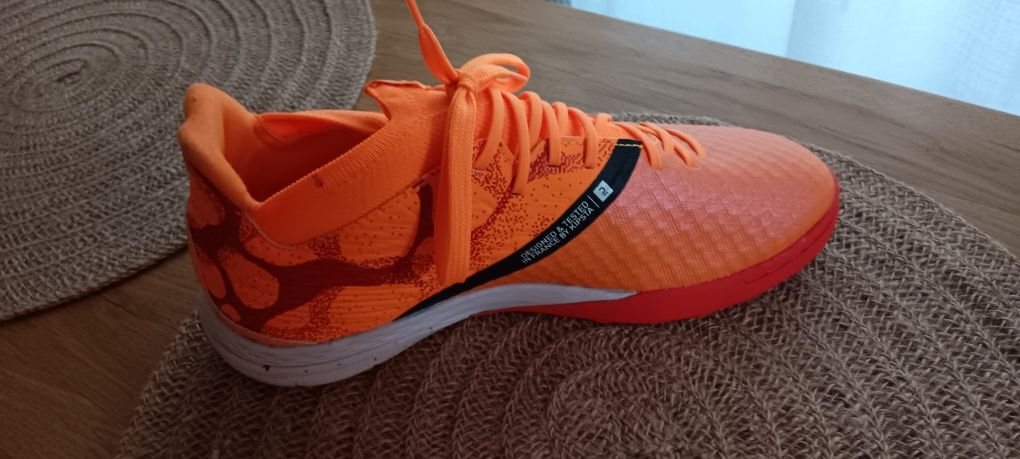 Nowe buty do piłki nożnej dla chłopca Turfy marki Kipsta rozmiar 39