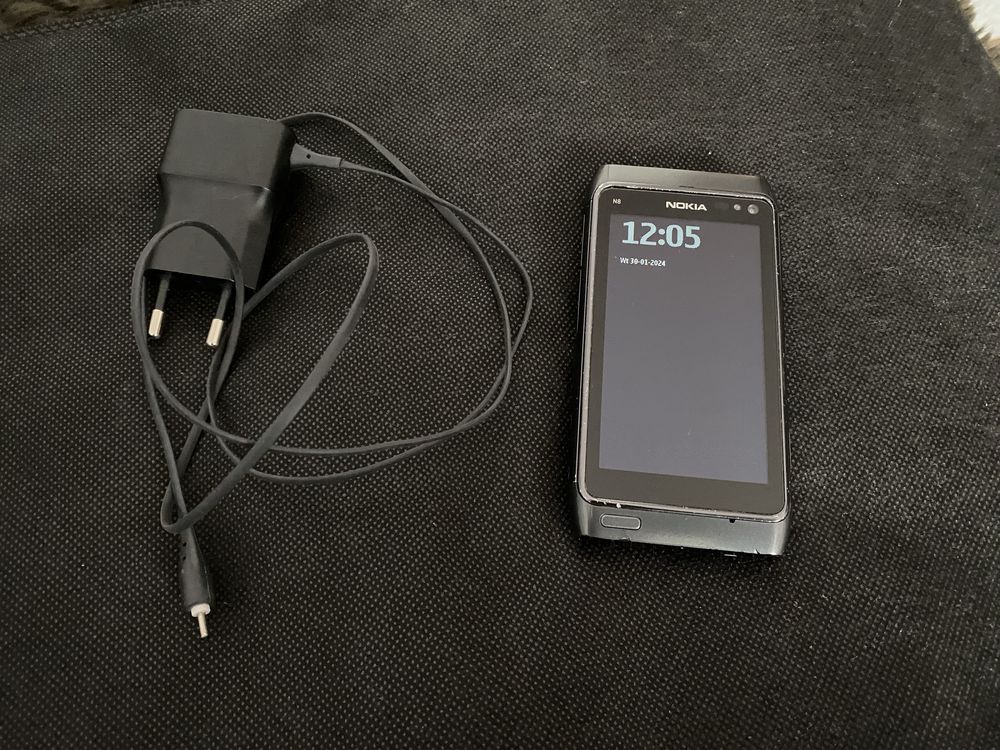Nokia N8 + ładowarka