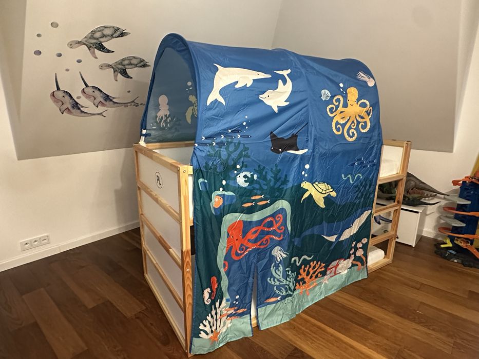 Łóżko piętrowe z 2 materacami i baldachimem