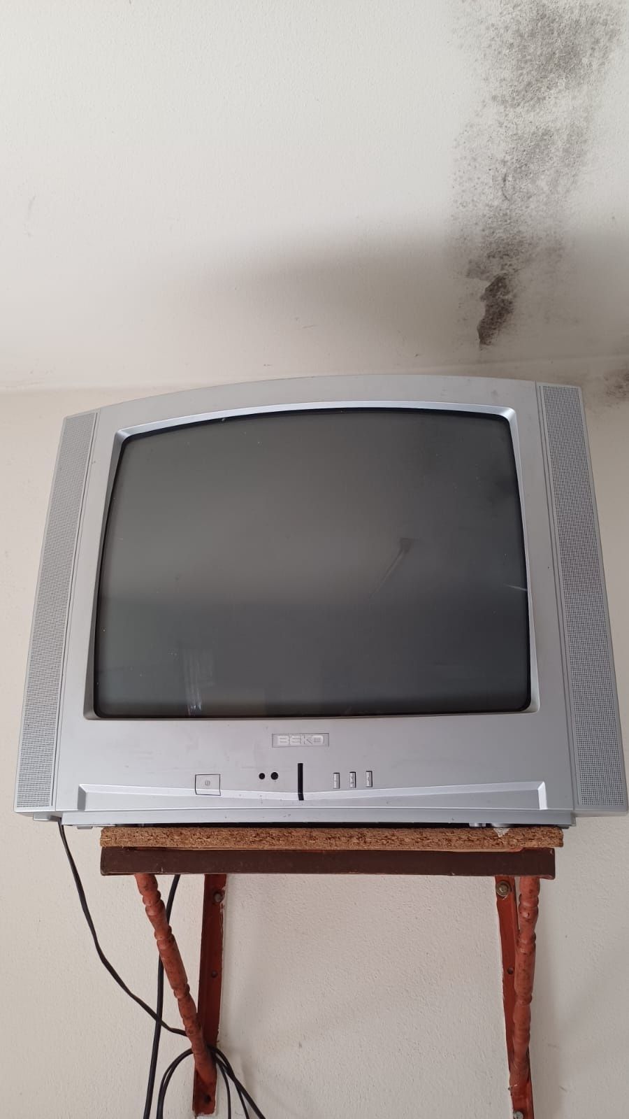 Televisão antiga com TDT e comandos.