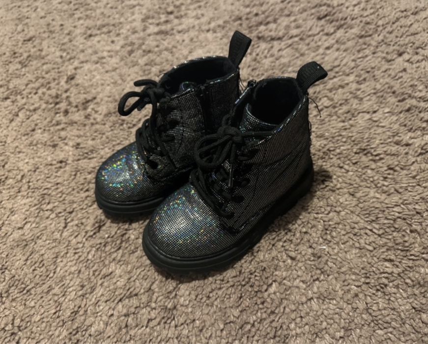 Botas brilhantes menina