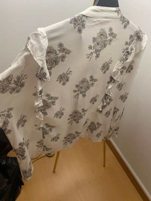 Blusa em tecido algodao. Com folhos a frante e atras.