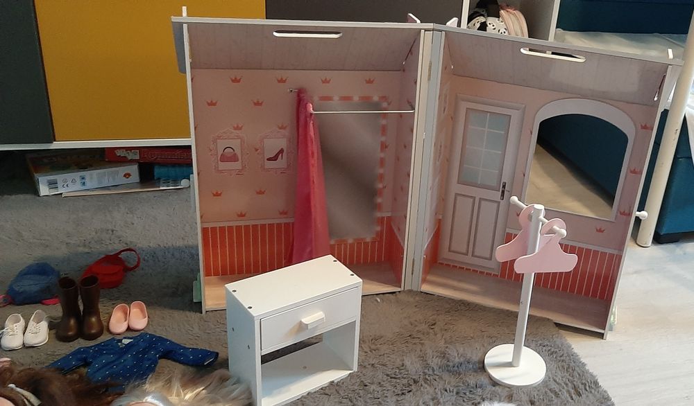 Polecam duży zestaw lalek, ubranka, domek-sklep-przebieralnia