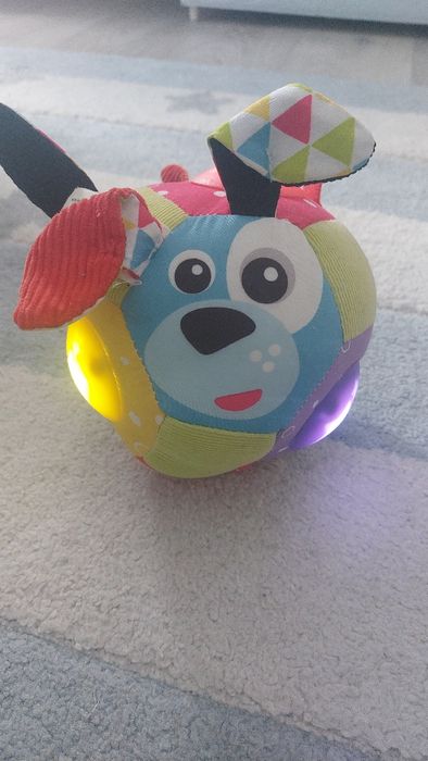 Piłka dla niemowlaka grająca i świecąca