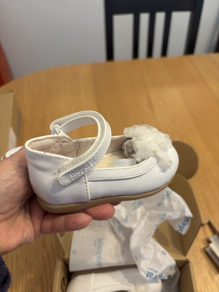 Sapatos novos a estrear de crianca da marca Mayoral