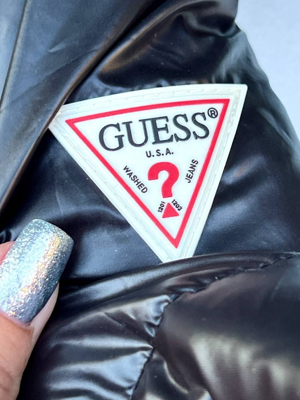 Гарна весняна куртка Guess