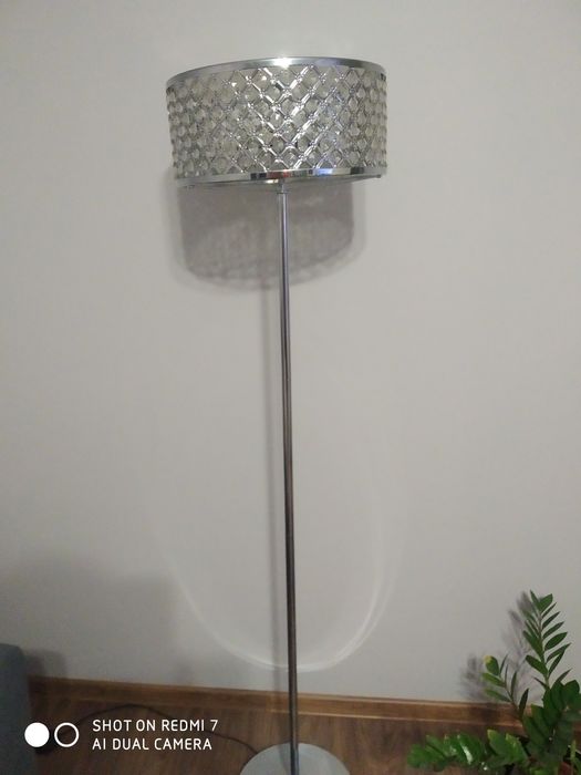 Lampa stojąca srebrna do salonu