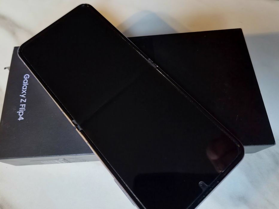 Samsung flip4 używany, stan idealny.