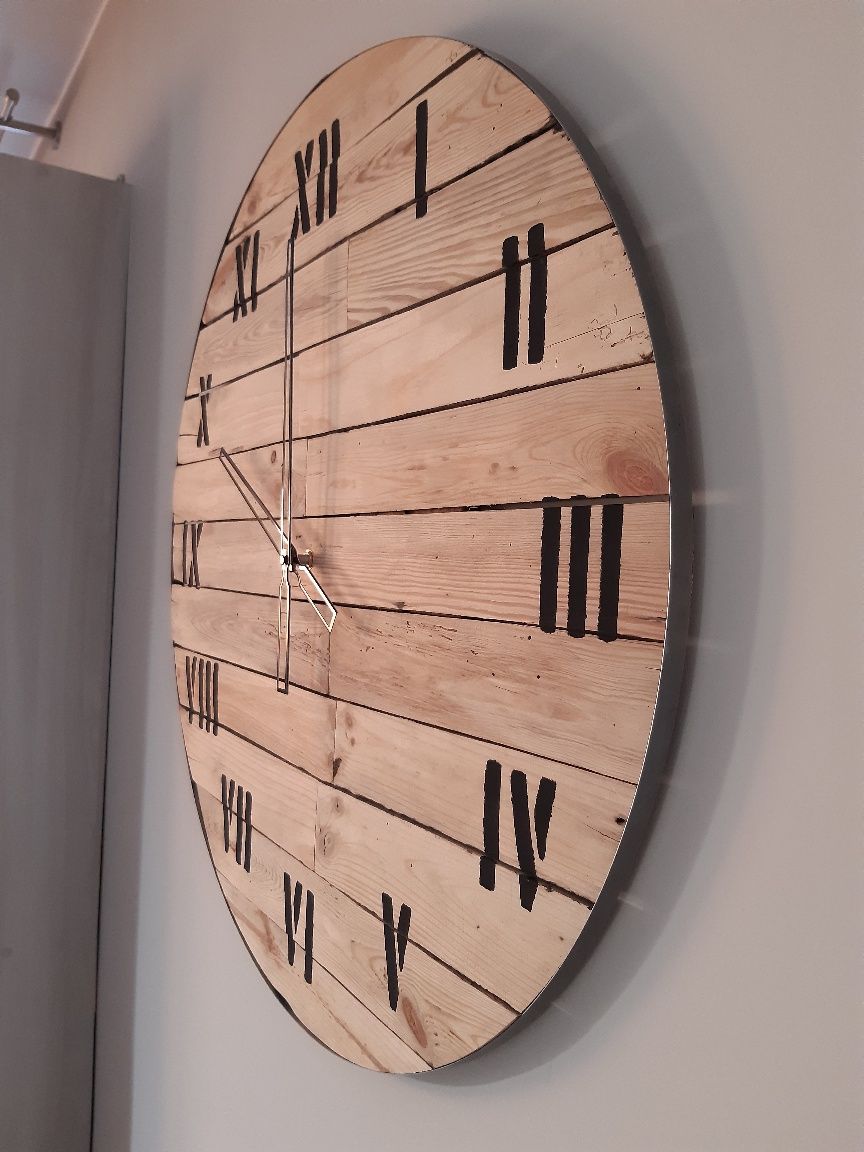 Stylowy drewniany zegar ścienny 64 cm