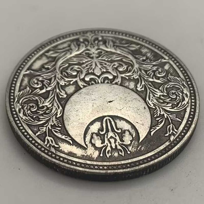 Памятная монета с орнаментами и рунами Викингов