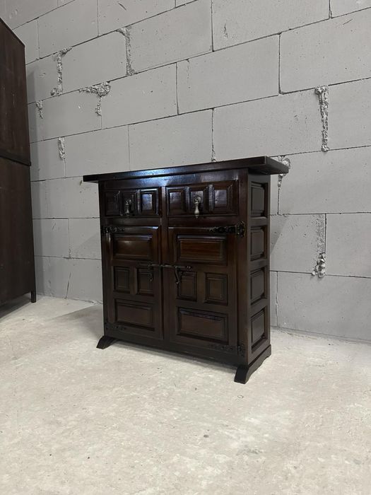 Дубовий комод з кованою фурнітурою.