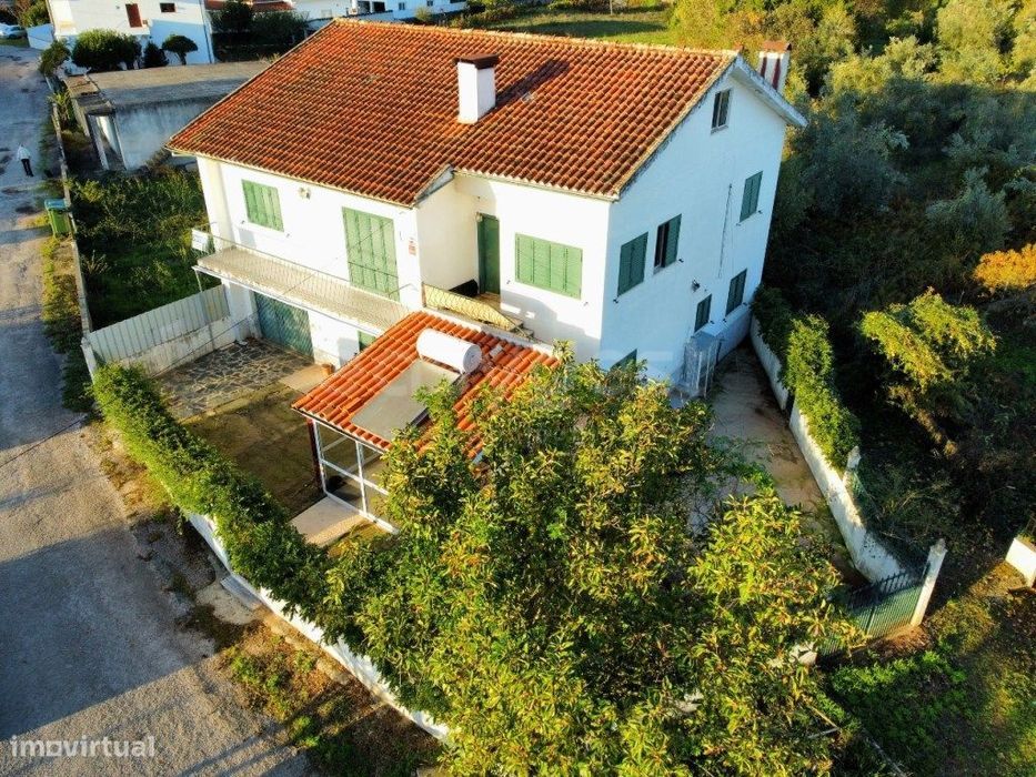 Moradia T4 com garagem e logradouro em Coja