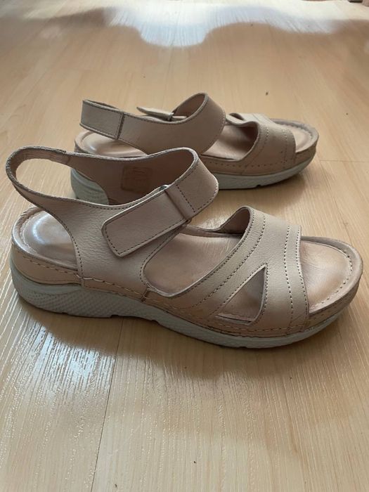 Сандалі шкіряні жіночі