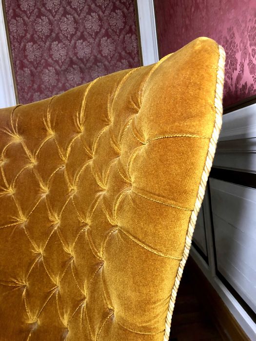 FOTEL USZAK czarny dąb tkanina welur w kol starego złota Francja ANTYK