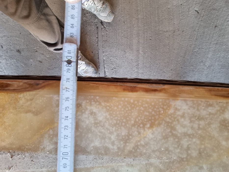 Ława ozdobna z kamienna płyta