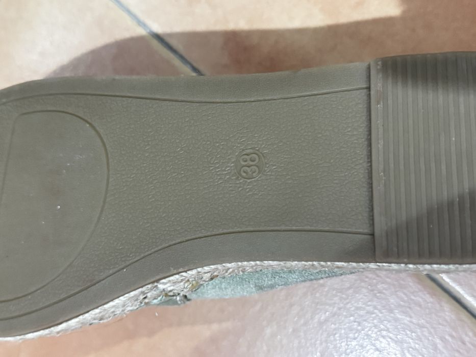 Tenis e uma sapatinha