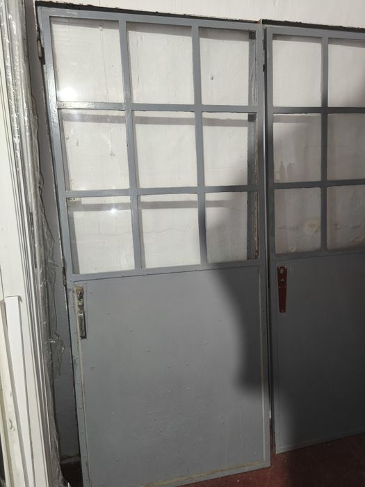 Portas de ferro com vidros em acrílico