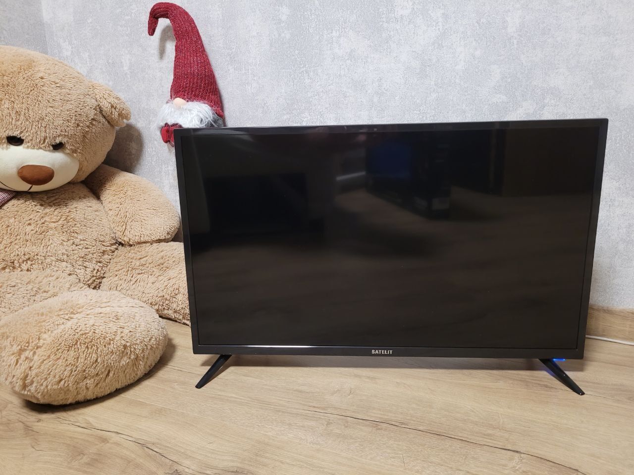 SATELIT Smart TV 32" з кронштейном
