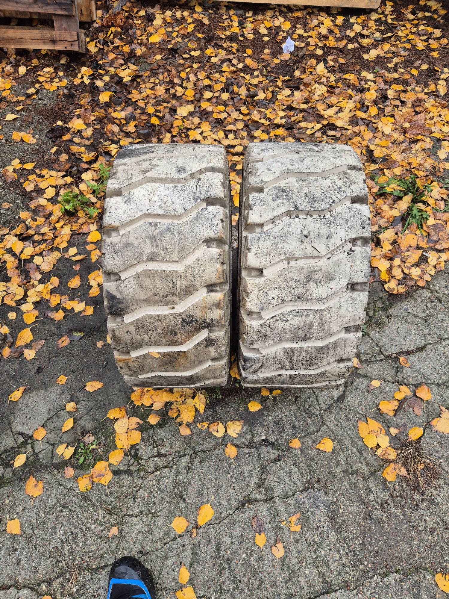 Opony pełne koła 23x10-12  (250/60-12)