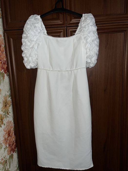 Нарядна біла сукня футляр з перлинами