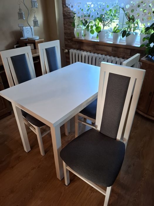 Sprzedam stół biały plus krzesła