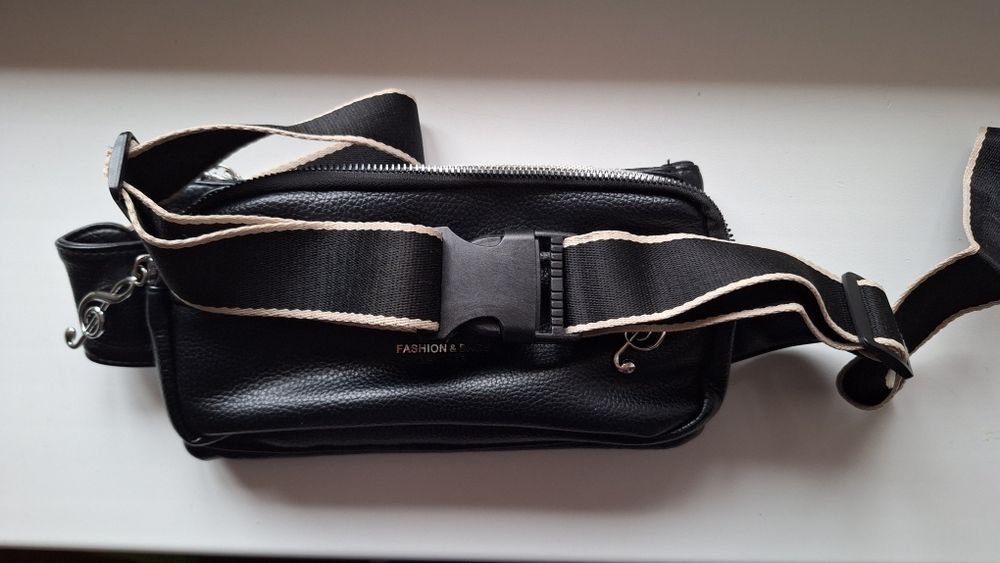 Зручна чорна сумка