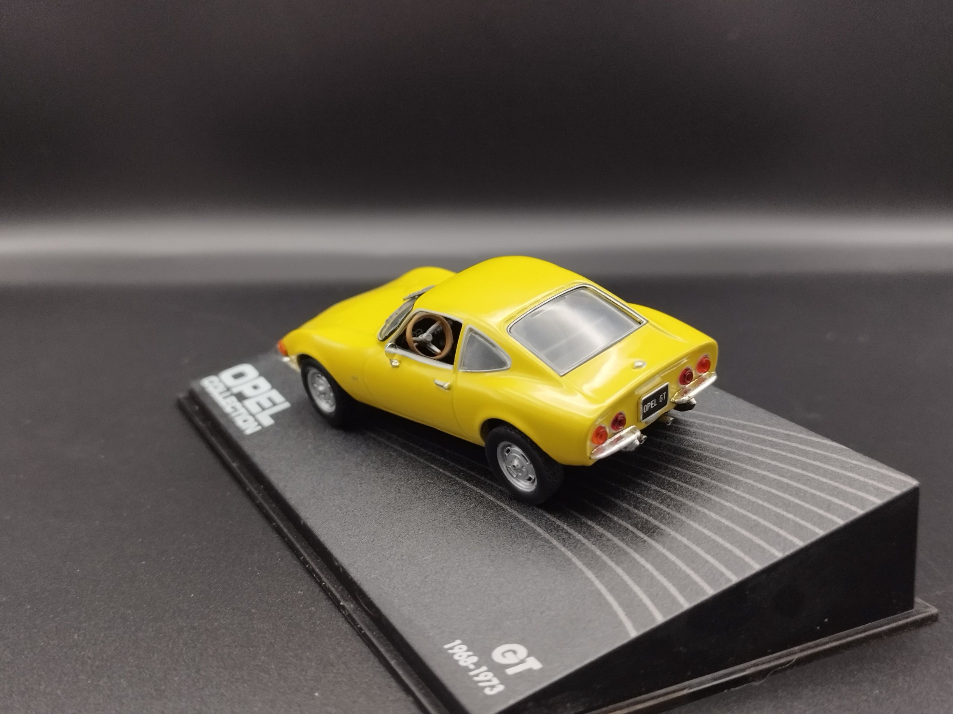 1:43 Opel Collection GT model używany