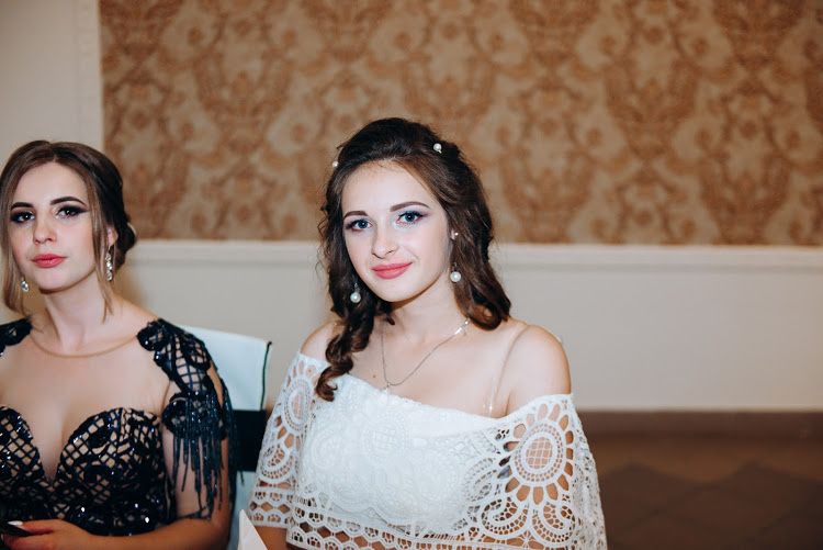 Плаття з шлейфом біле