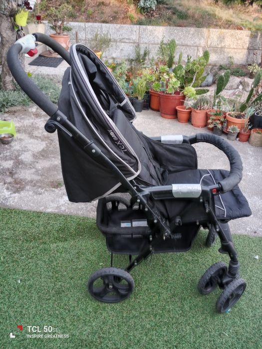 Carrinho de bebê em estado razoável, tem algumas marcas de uso .