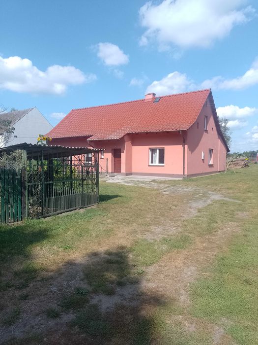 Sprzedam dom w pięknej okolicy sąsiadującej z rezerwatem przyrody.