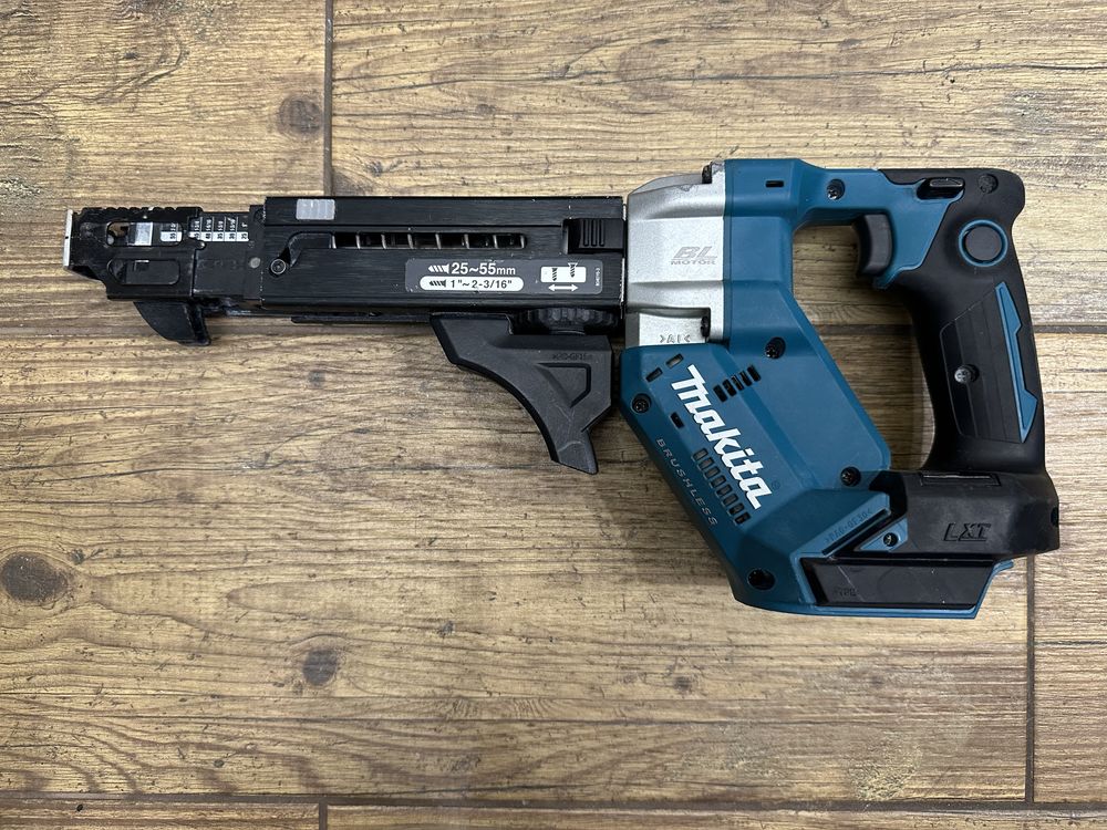 Wkrętarka do płyt GK z magazynkiem Makita DFR551 - 2022