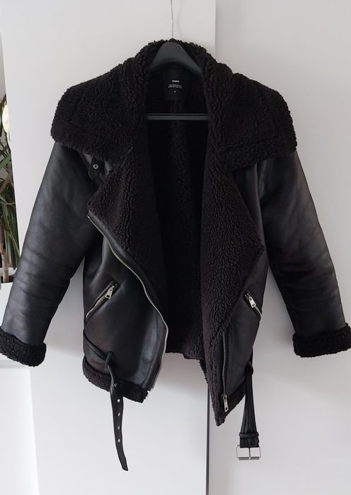 Czarny kożuszek Cropp