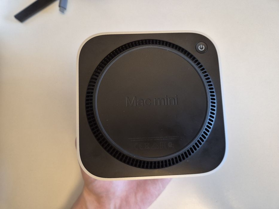 Mac mini M4 16 GB 256 GB + etui podróżne, jak nowy