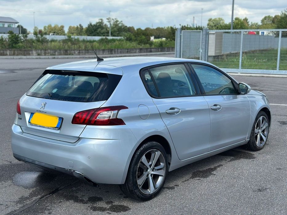 Peugeot 308 1.6 HDI 90KM 2015r  manuał lekko uszkodzony