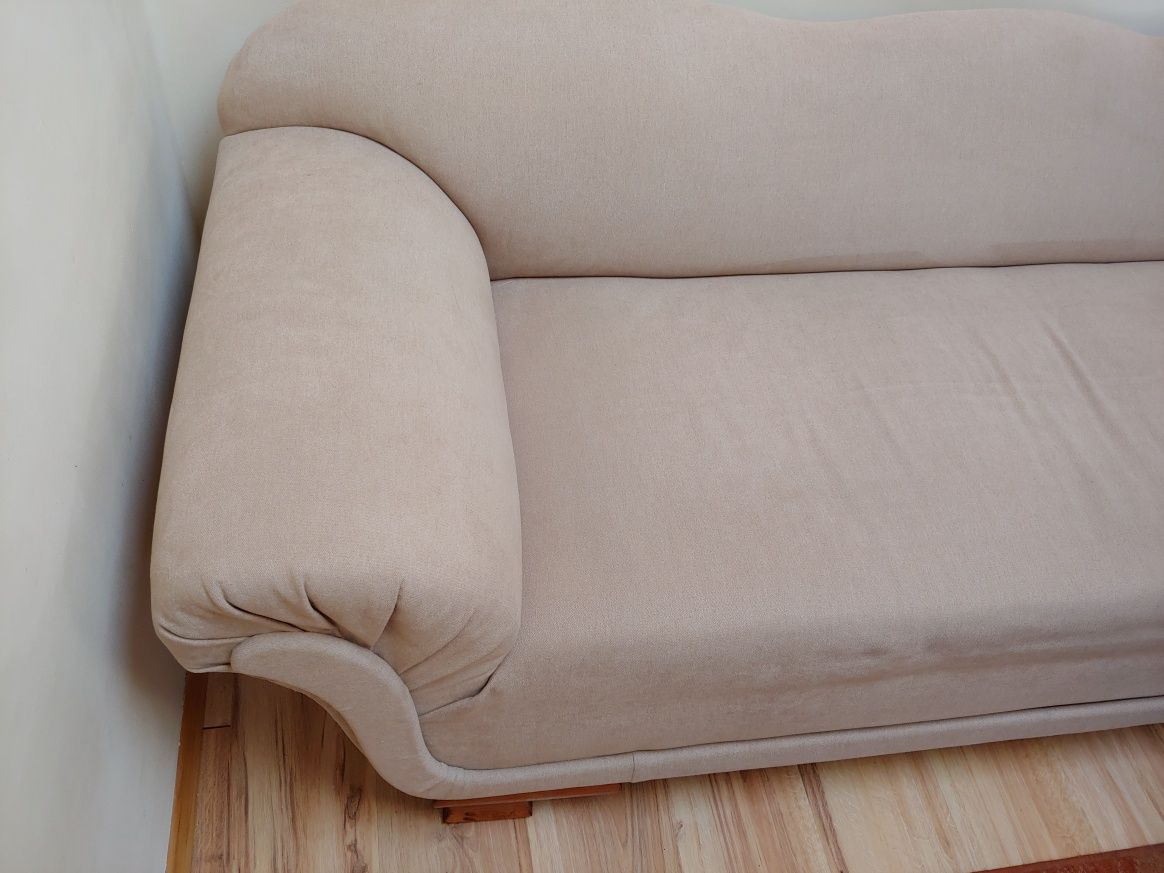 Odnowiona beżowa sofa