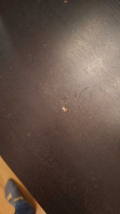 Stół rozkładanym z krzesłami