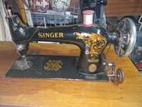 Máquina de costura Singer antiga com mesa