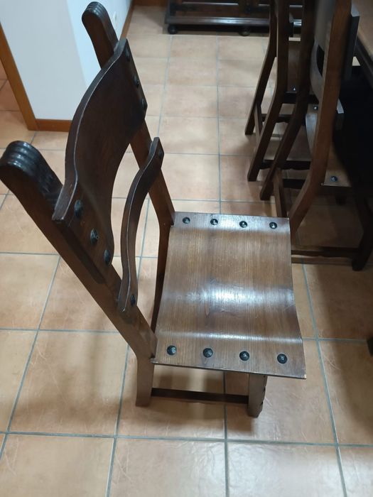 Mesa e 8 cadeiras - madeira maciça