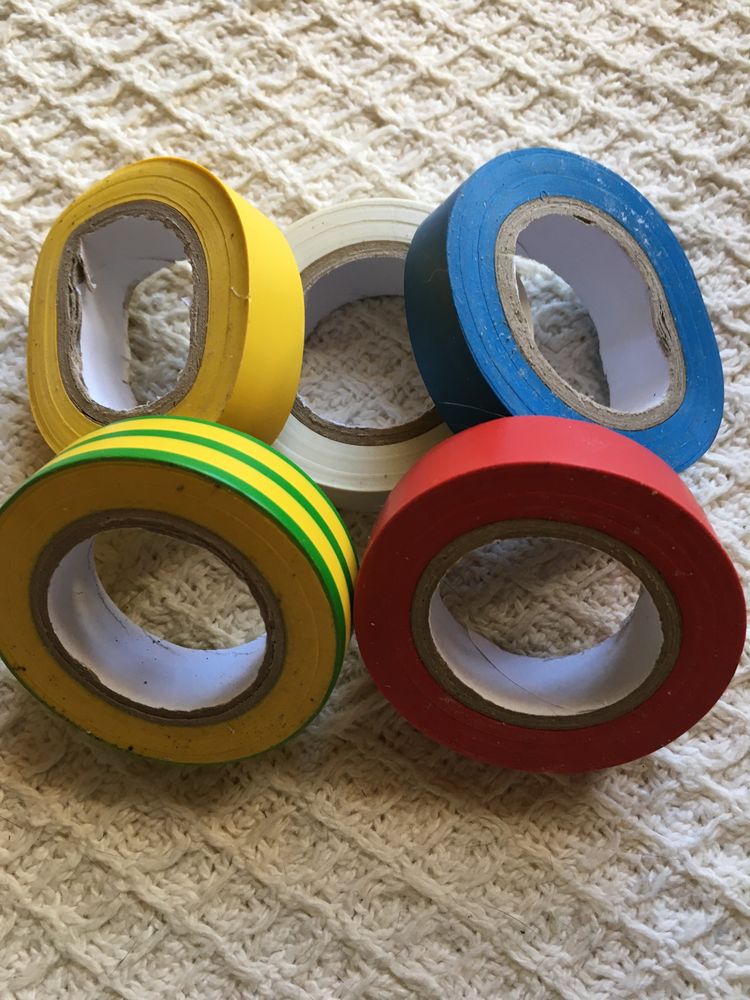 3 Cordas de nylon; 5 artigos de ferragens e 5 fitas isoladoras