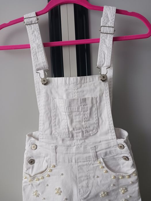 Białe spodenki na szelkach rozm. 122/128