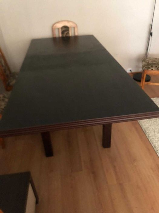 Stół z 8 krzesłami drewnianymi