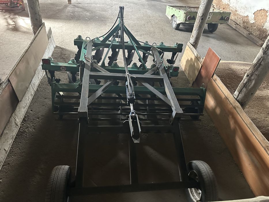 Продам трактор МТЗ-80,дискову борону АГ-2.4,культиватор,оприскувач