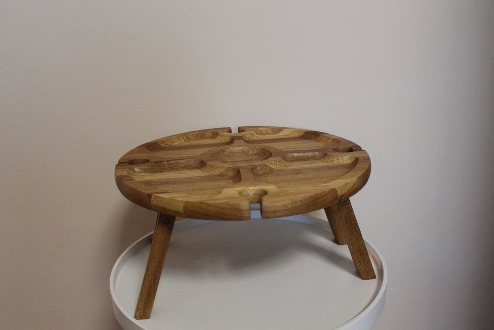 Практичний круглий дубовий столик. Менажниця