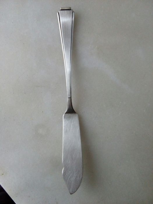 Facas , garfos e colheres antigos