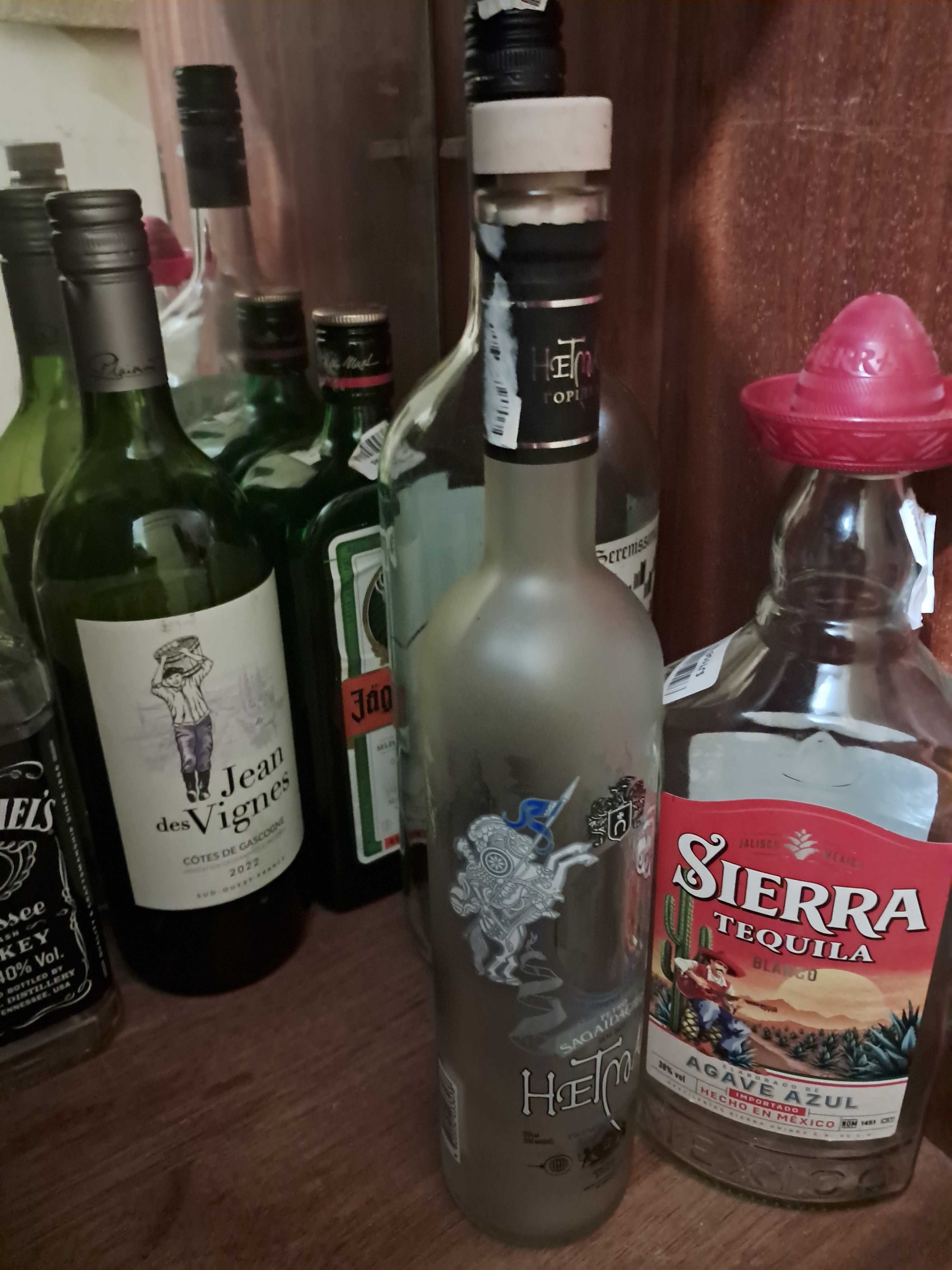 САМОВИВІЗ ТІЛЬКИ. Віддам бутилки із закрутками, кому потрібні, центр