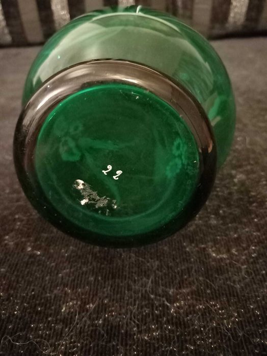 Garrafa em vidro verde pintada à mão