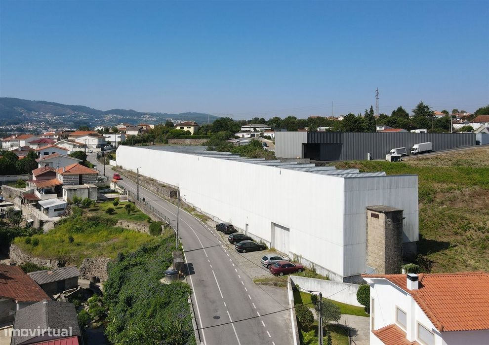 Armazém com 2737 m2